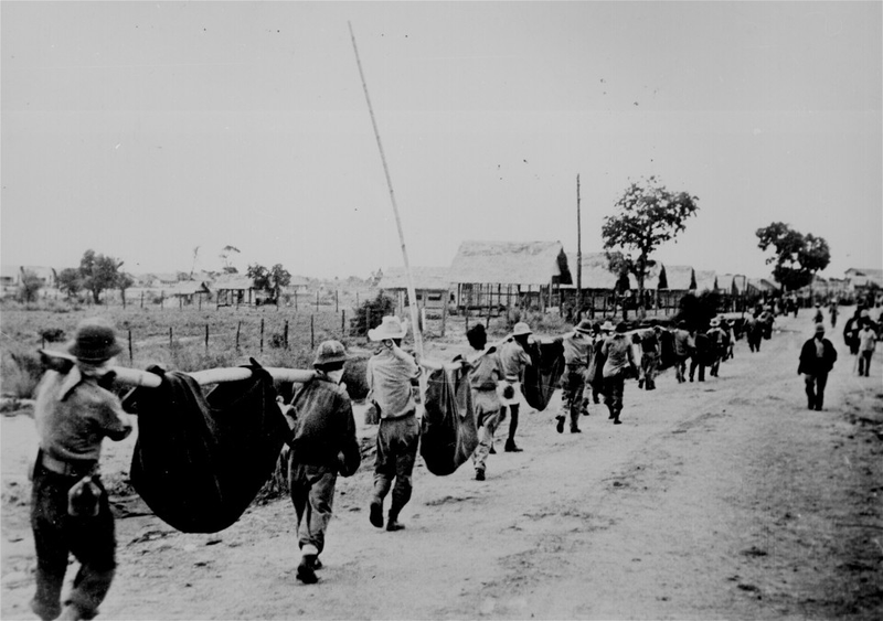 Llevando a los prisioneros estadounidenses. Wikimedia Commons